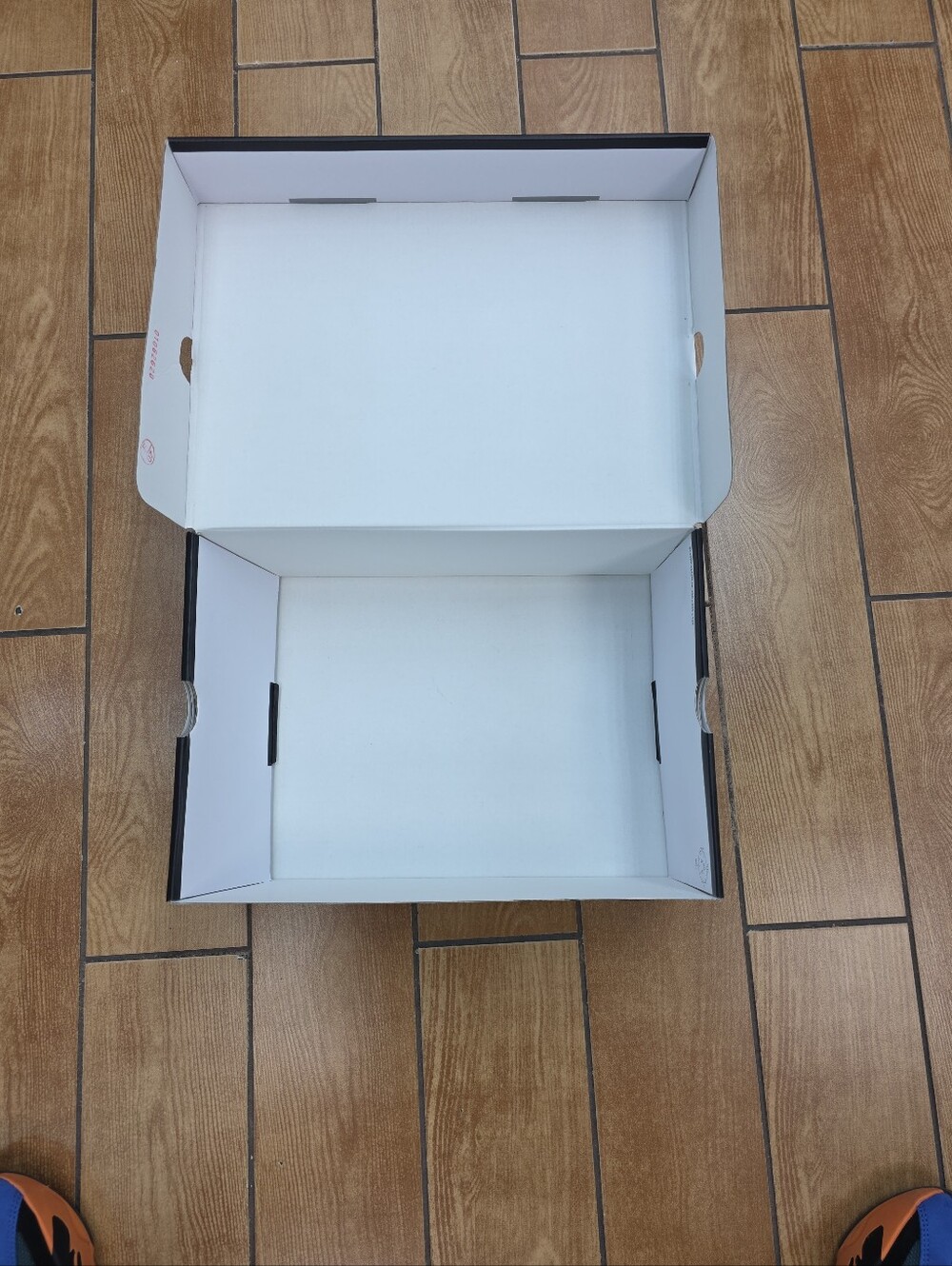 Empty Shoe Box - Picture 6 of 6